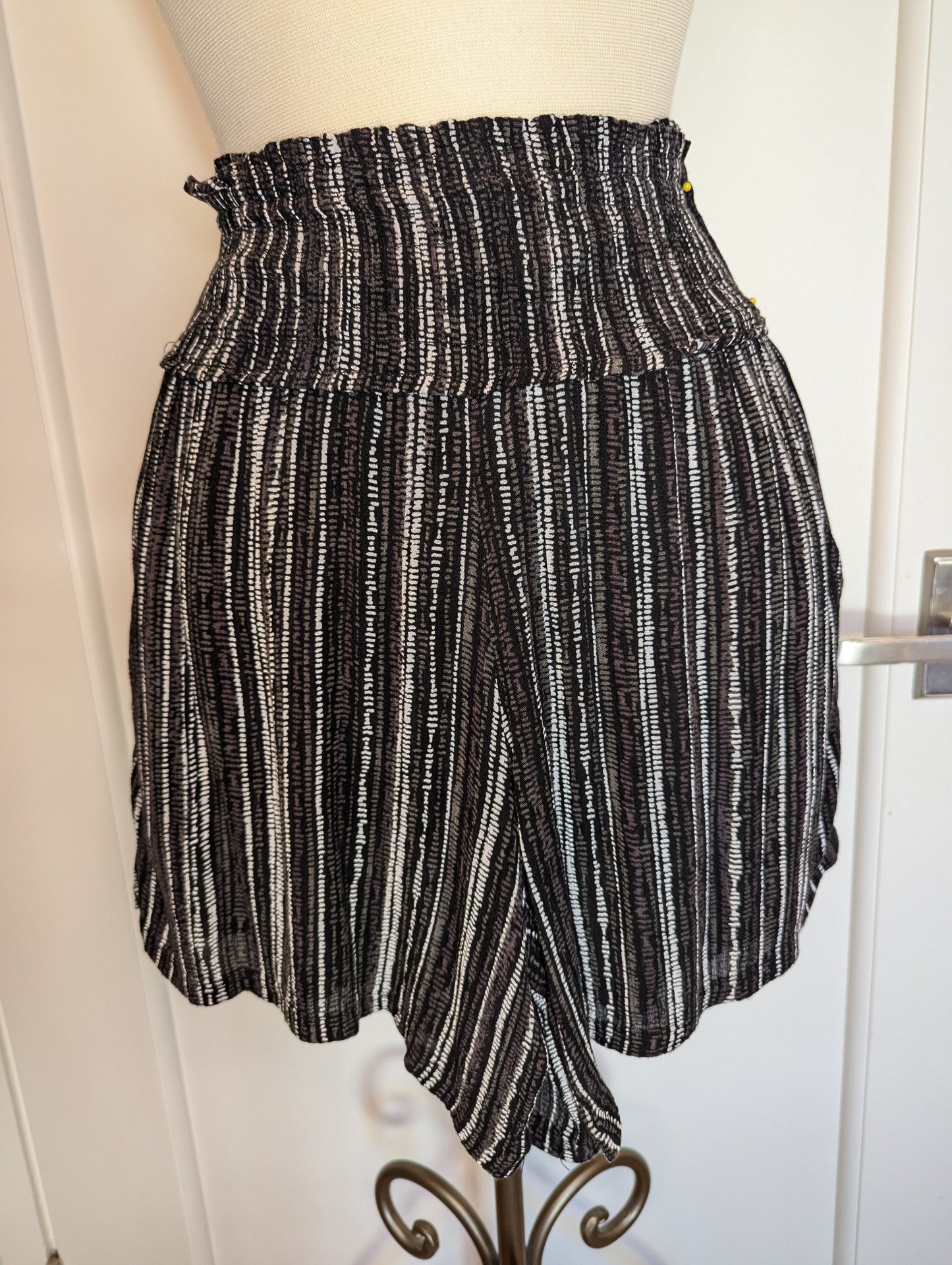 3 Dot Size: S Shorts