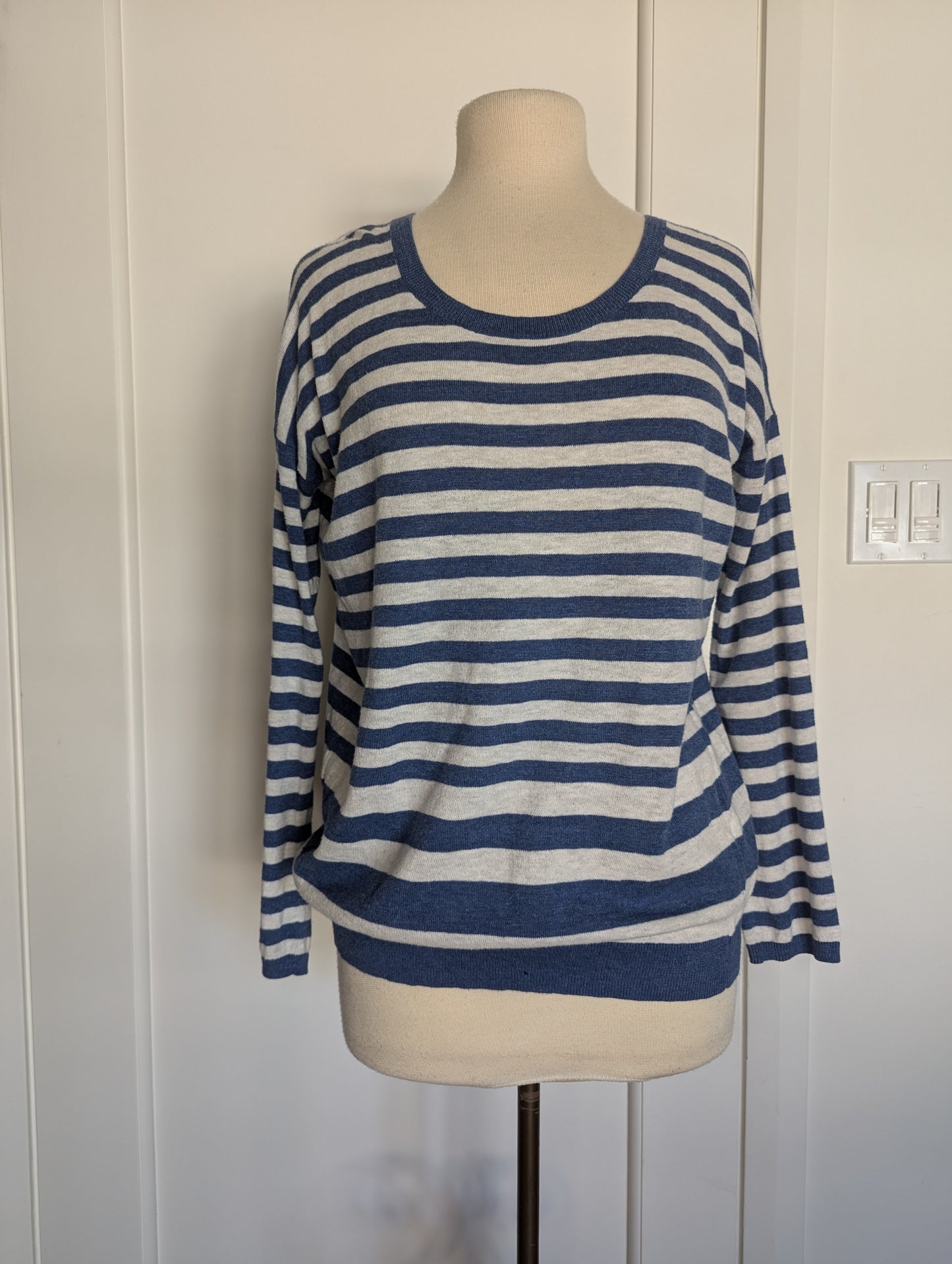 Vince Size: M Blue/White stripe sweater