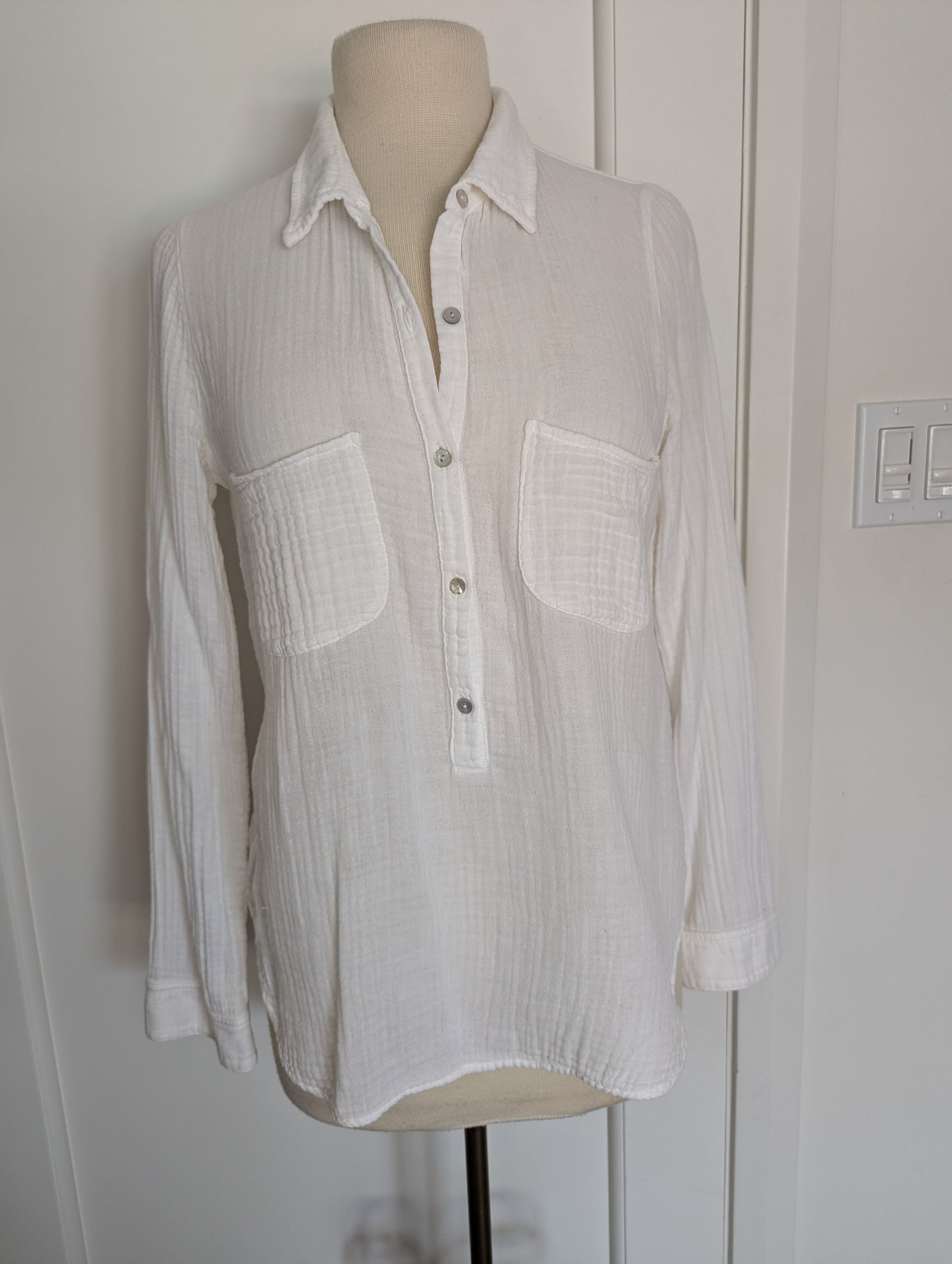 Velvet by Graham & Spencer Size: M