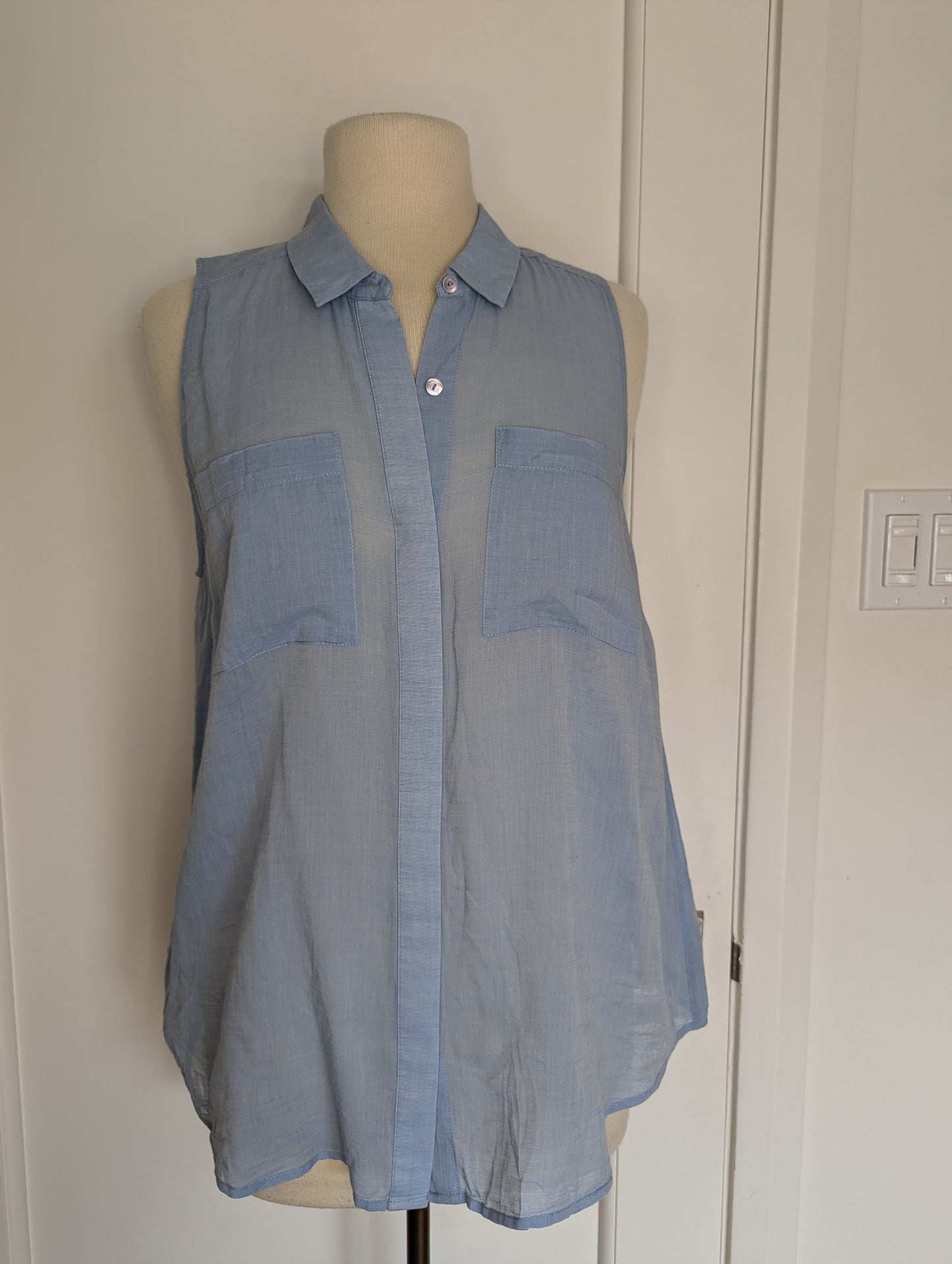 Trina Turk M/L light blue slvs button down