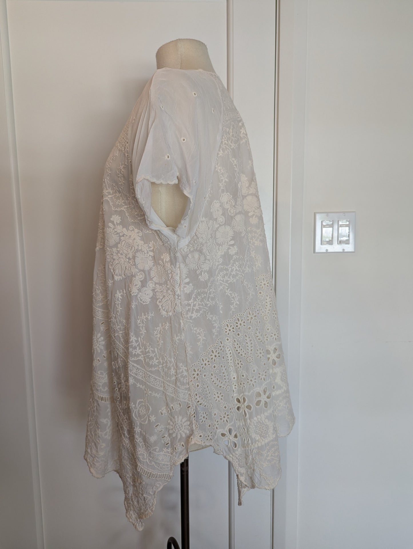 Embroidered Top Size: L/XL