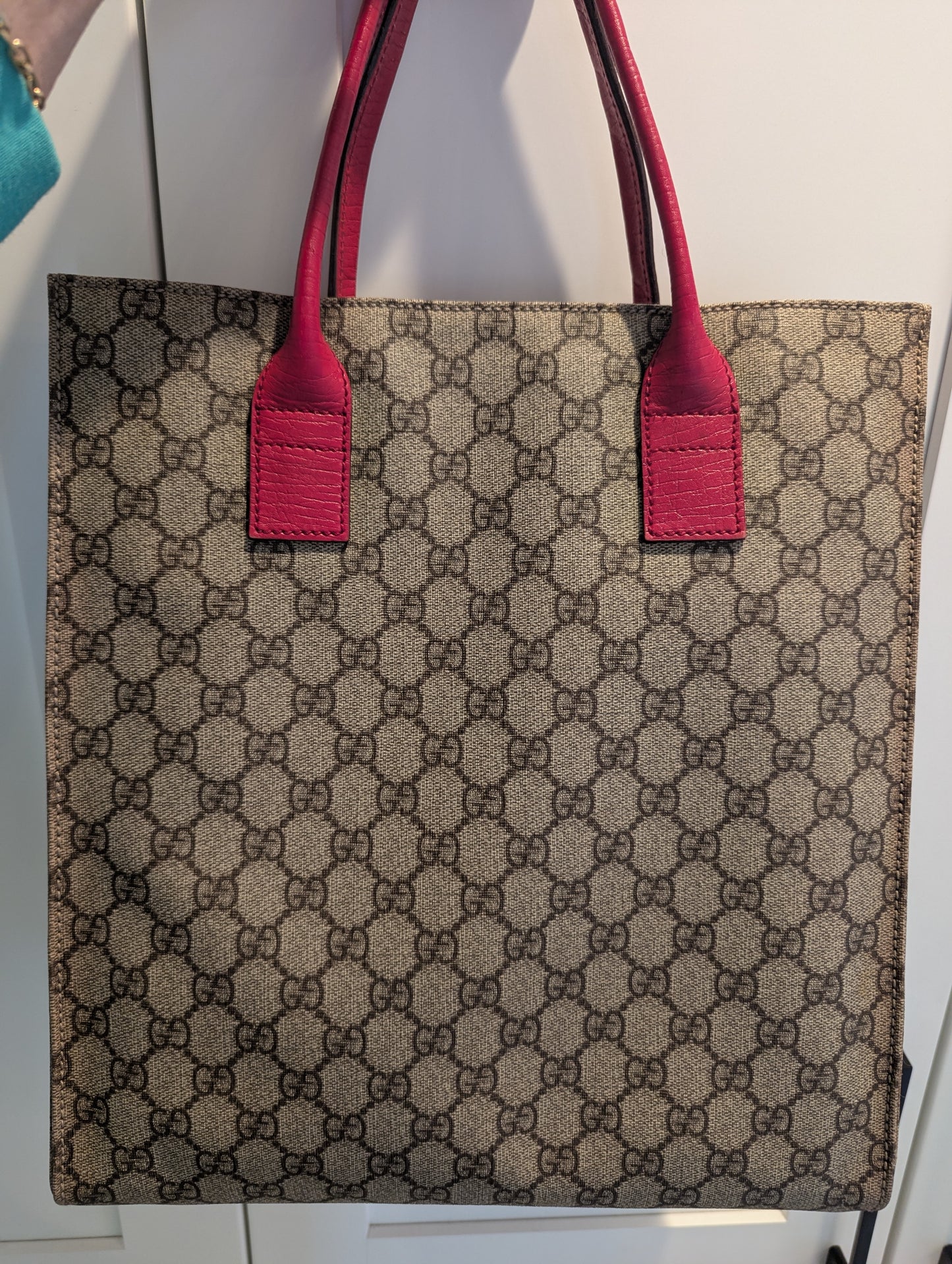 Gucci GG Supreme Tote in Pink