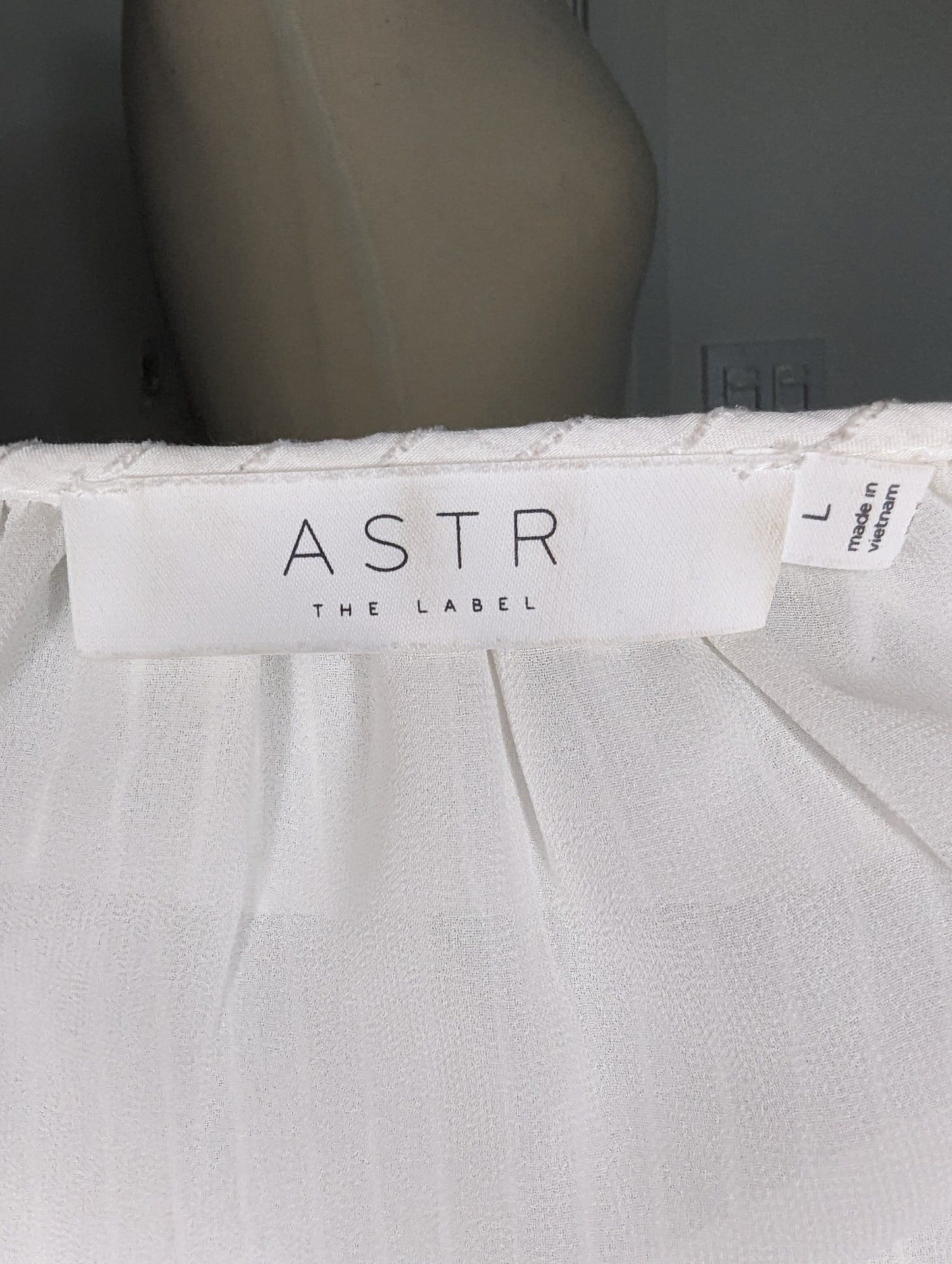 ASTR Size: L V-neck