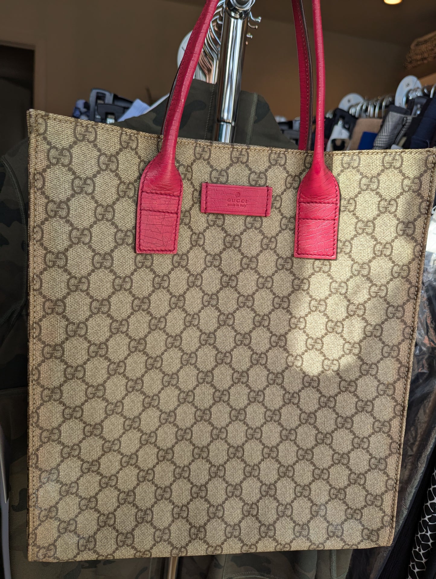 Gucci GG Supreme Tote in Pink