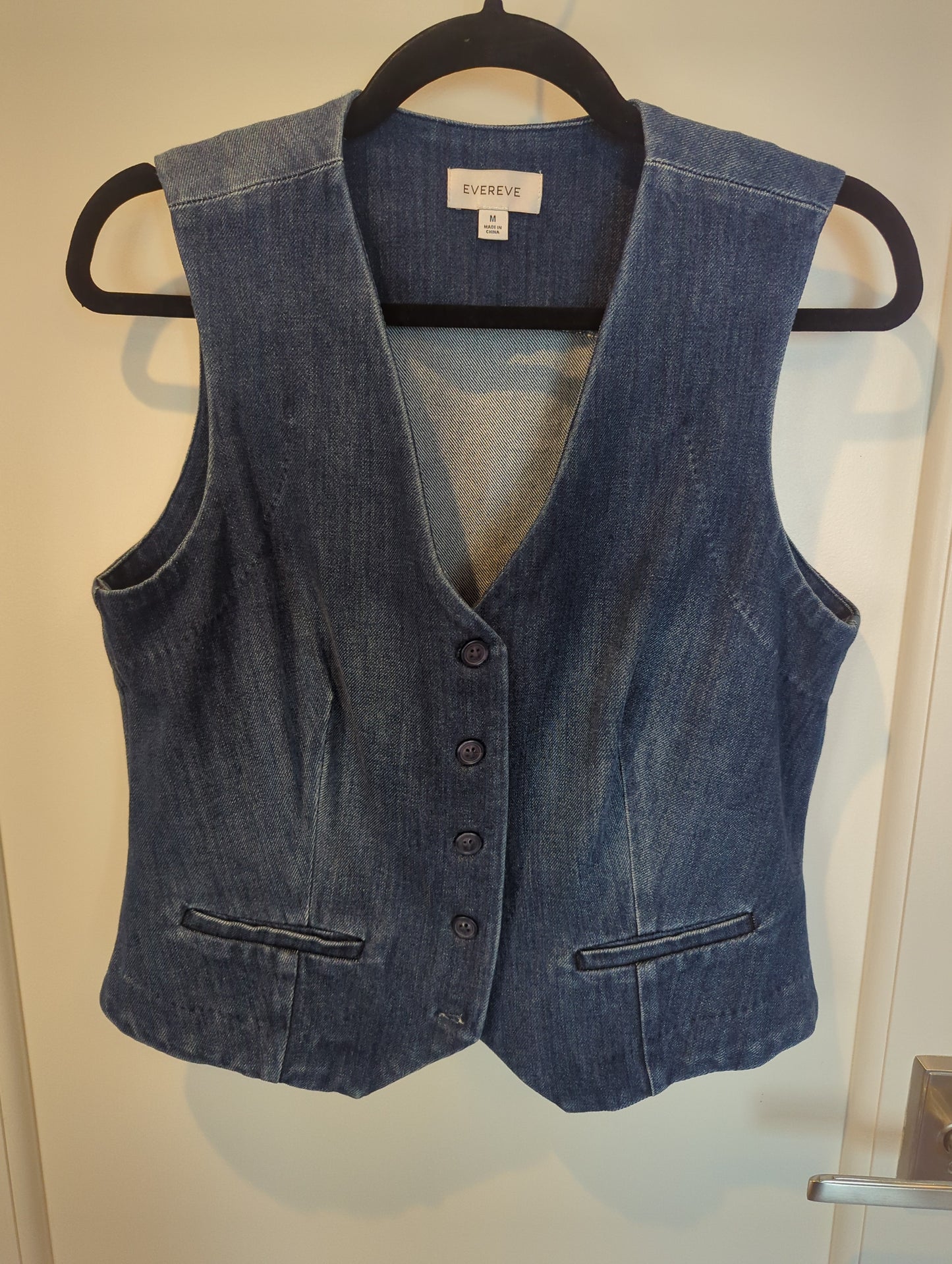 Evereve Sierra Denim Vest  Size: M
