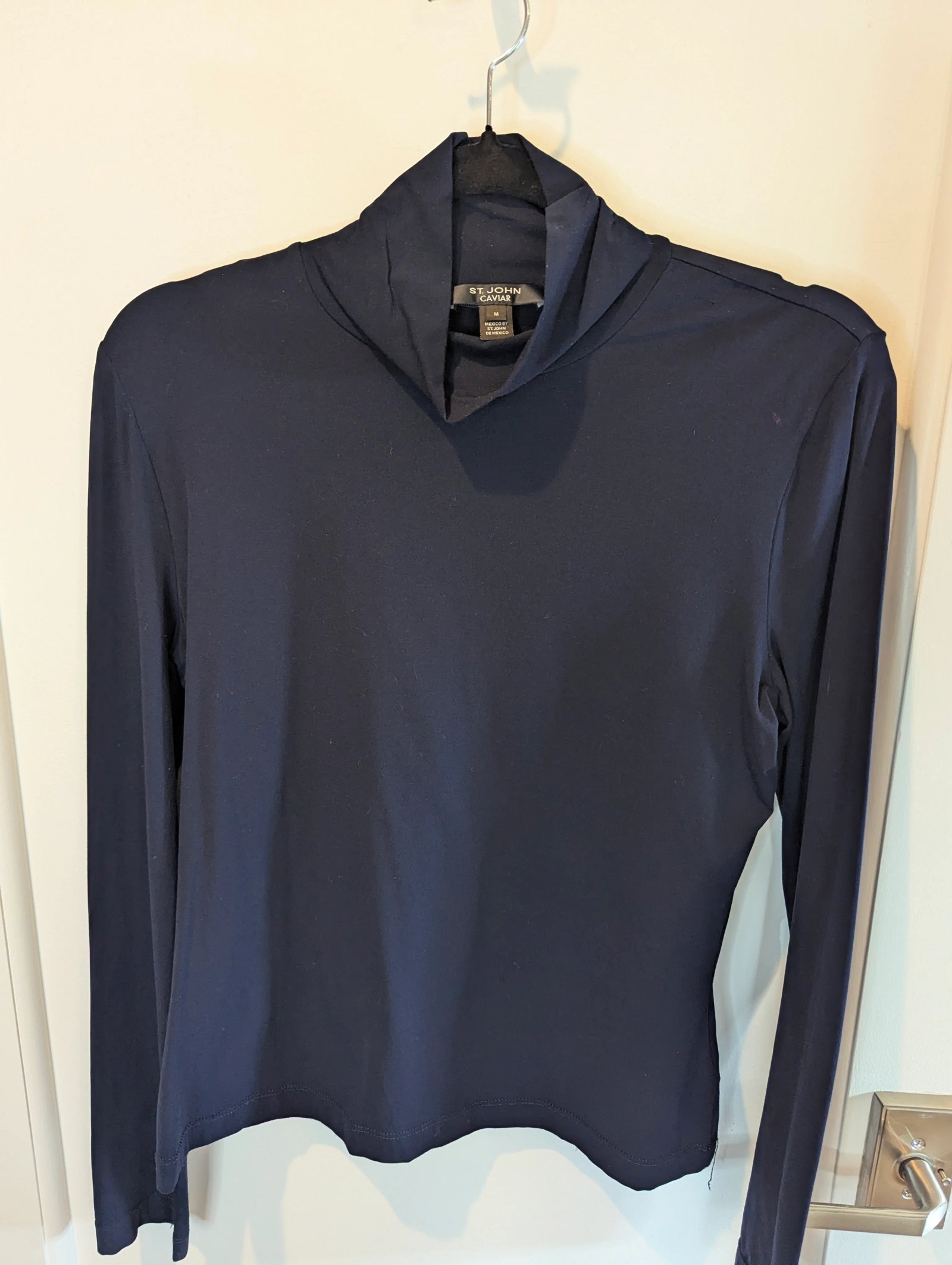 St. John Caviar Turtleneck — Size M