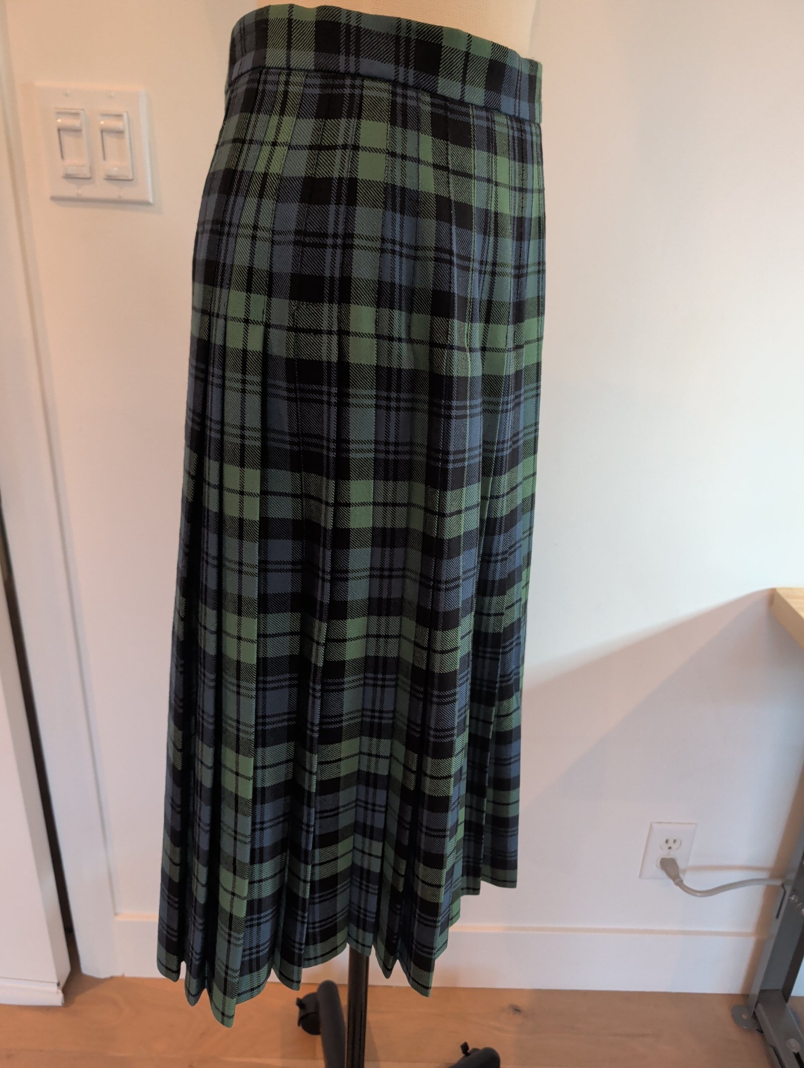 Vintage Meigle Scottish Tartan Wool Kilt Skirt — Size 16 - Image 3